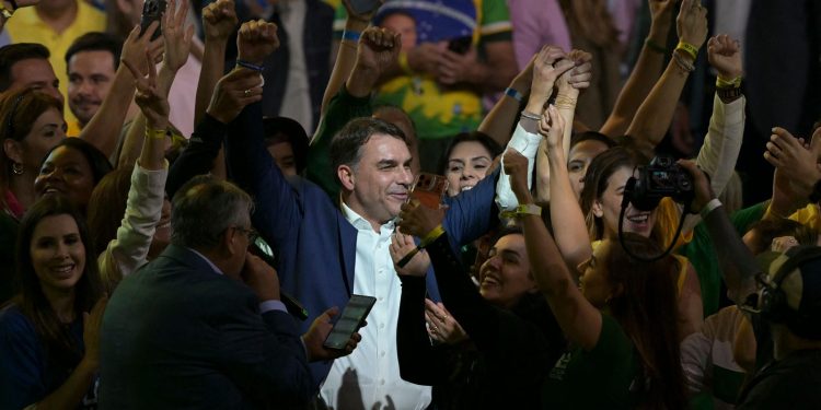Bolsonarův syn Flávio bude v Brazílii kandidovat proti Lulovi