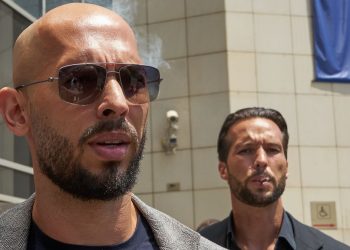 Bratři Tateovi zůstávají ve vazbě v USA, Británie žádá vydání