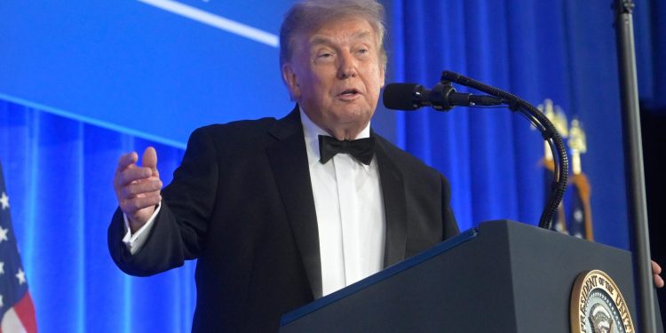 Trump poprvé promluvil na přesunuté večeři novinářů