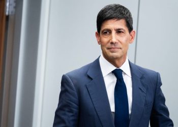 Warsh nechal sazby beze změny, Wall Street prudce klesla