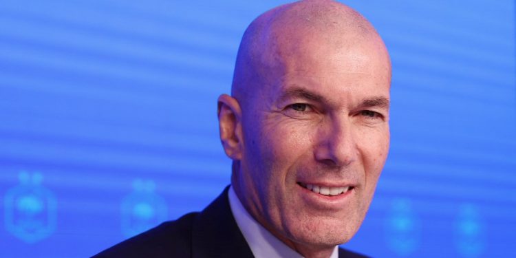 Zidane vede francouzskou reprezentaci, nahradil Deschampse