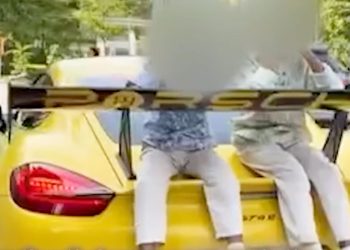 Otec vezl syny na zádi Porsche, přišel o řidičák