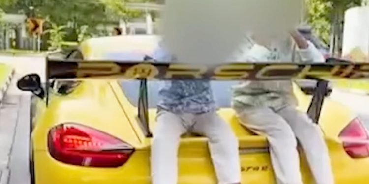 Otec vezl syny na zádi Porsche, přišel o řidičák