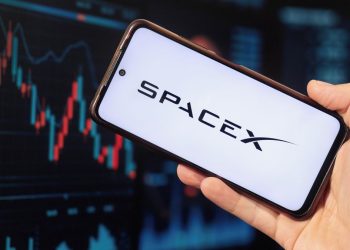 SpaceX poprvé zveřejnil výsledky, ztráta se zmenšila na polovinu