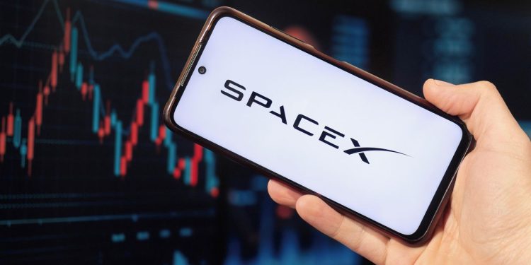 SpaceX poprvé zveřejnil výsledky, ztráta se zmenšila na polovinu