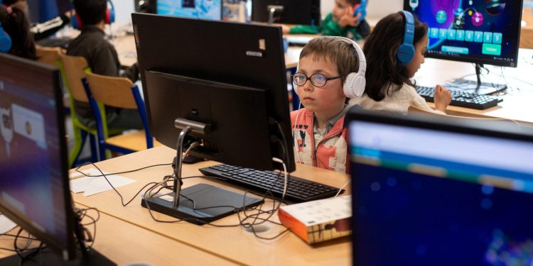 Studie: Děti se učí matematiku lépe, když je AI zpomalí