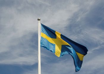 Útočník s mečem zranil na švédské škole několik lidí