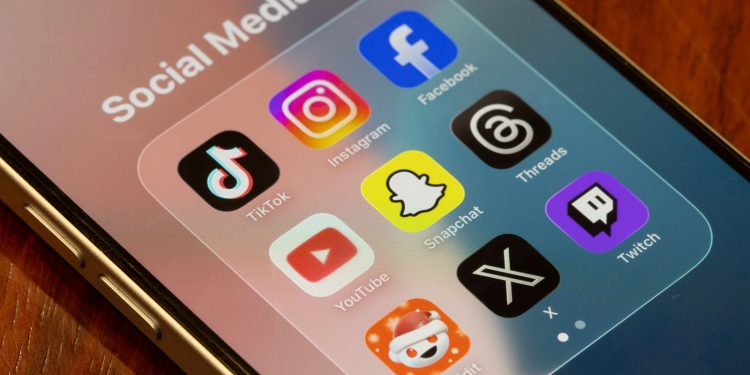 Rodiny čtyř mrtvých teenagerů žalují Meta, TikTok, Snap a YouTube